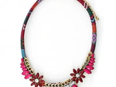 Collier ethnique avec pendentif fleurs et chaînes dorées