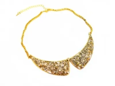 Collier plastron avec motif fleuri