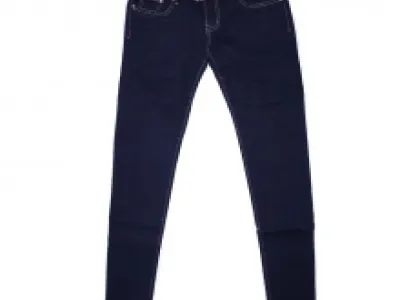 Jeans slim bleu foncé avec ceinture cloutée
