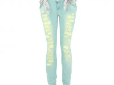 Jeans skinny déchiré avec ceinture fleurie et chaîne