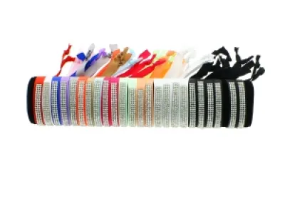 Joli bracelet agrémenté de strass
