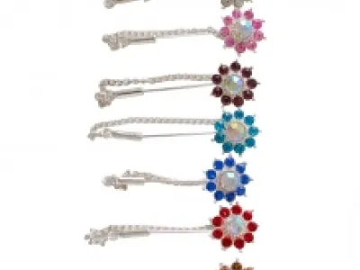Broche fleur ornée de strass avec chaînette