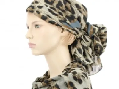 Foulard léopardé avec des cœurs