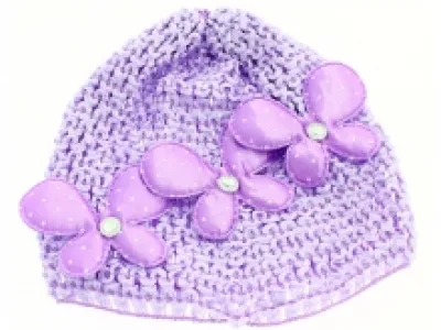 Bonnet bébé orné de papillons à pois et strass