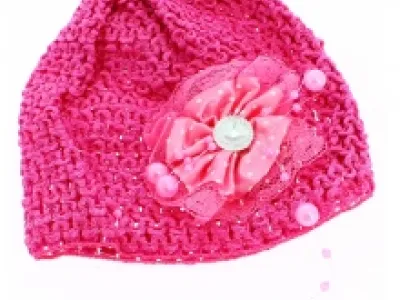 Bonnet bébé orné d’une fleur à pois et perles