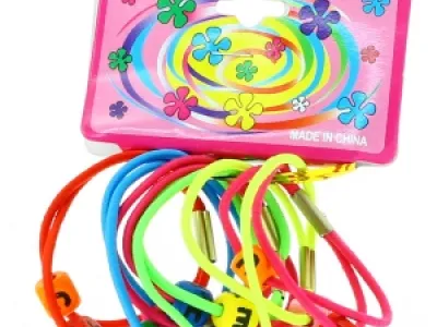 Élastique pour cheveux décorée d’alphabet en dé