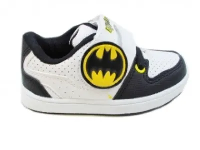Baskets Batman agrémentées de perforation