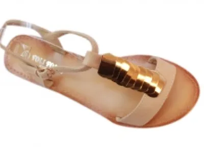 Sandales beiges ornées d’écailles dorées