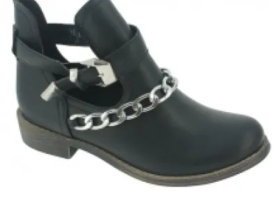 Bottines noires ornées d’une chaîne