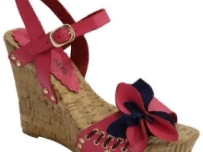 Chaussure compensée cloutée ornée de fleur et œillets à cordon