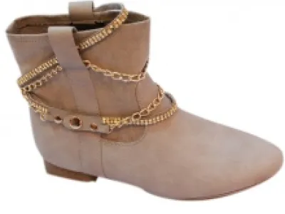 Bottines grises ornées de brides cloutées et chaînes dorées