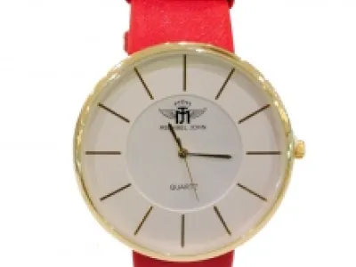 Montre-bracelet ronde pour femme équipée d’un mouvement quartz