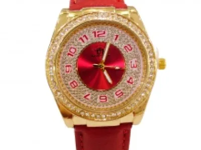 Montre-bracelet dorée pour femme agrémentée de strass