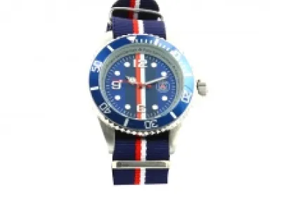 Montre-bracelet bleue Paris Saint-Germain avec bracelet tricolore en tissu