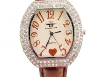 Montre pour femme à cadran ovale orné de strass et bracelet classique