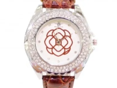 Montre femme parée de strass avec motif fleur
