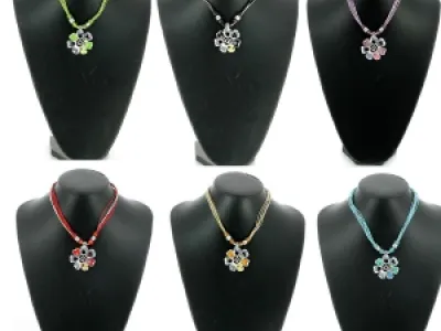 Lot de 60 colliers fantaisies avec pendentif fleur