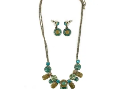 Parure ornée de pierres