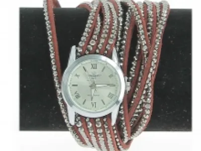 Montre-bracelet multirang clouté