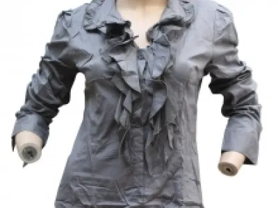 Chemise chic parée de froufrous