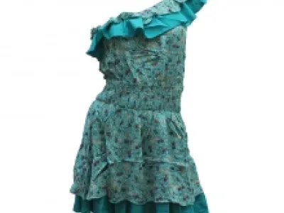 Robe à pois avec épaule romaine à volants