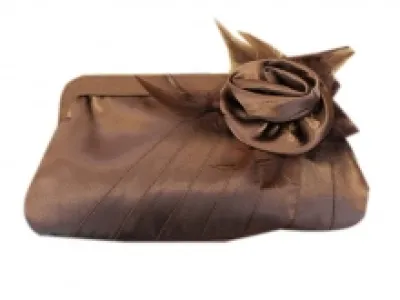 Sac de soirée à plis avec rose et plumes