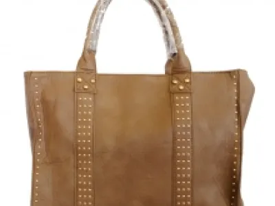 Sac à main orné de clous dorés