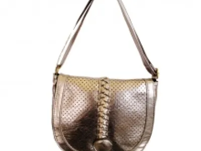 Sac à bandoulière avec rabat orné de motif perforé