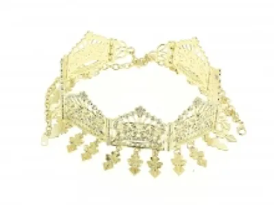 Couronne plaquée or incrustée de strass avec pendeloques