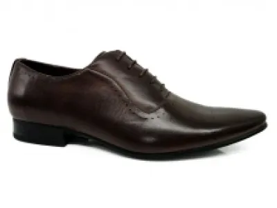 Chaussures de ville ornées de perforation