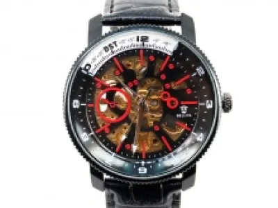 Jolie montre bracelet avec cadran transparent