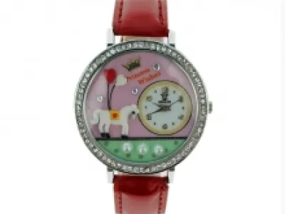 Montre bracelet très tendance orné de motif fantaisie et strass