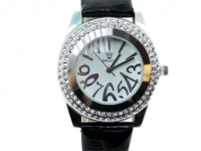 Montre fashion parée de strass