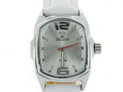 Jolie montre-bracelet avec cadran rectangulaire