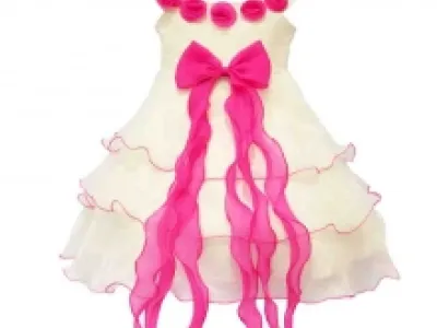 Robe à volants ornée de roses et nœud devant