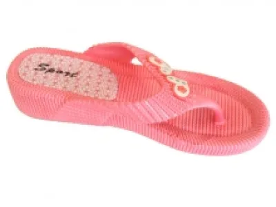 Tongs ornées de cœurs à strass