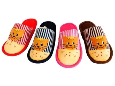 Pantoufle à rayure pour enfant avec motif chat dessus