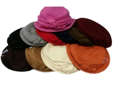 Chapeau cloche orné d’une fleur sur le côté