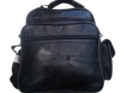 Sacoche noire en cuir avec poche côtée
