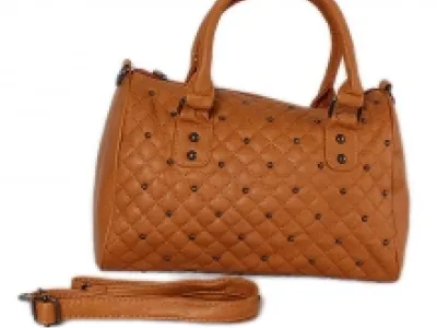Sac à main matelassé et clouté