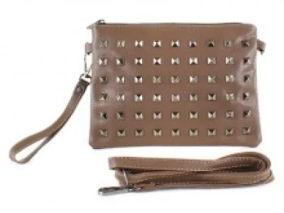 Pochette cloutée très tendance