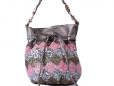 Sac seau agrémenté de sequins