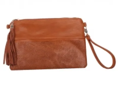 Pochette perforée avec pompon