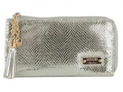 Pochette reptile ornée de breloques