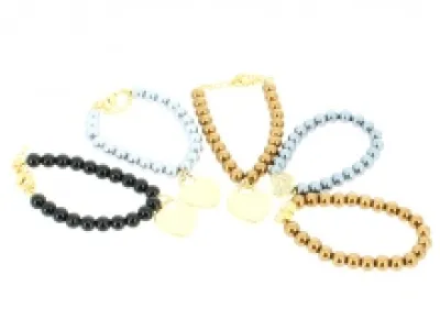 Bracelet en perles de mer orné d’une breloque dorée