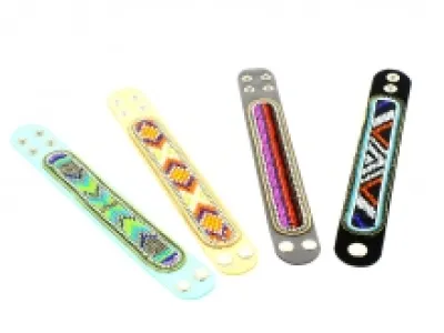 Bracelet style hipanema ajustable par des boutons-pression