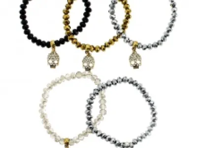 Bracelet en perles décoré d’une breloque fantaisie à strass