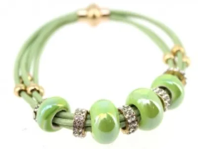 Bracelet orné de strass et perles