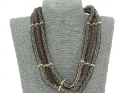 Collier en résille décoré d’anneaux dorés