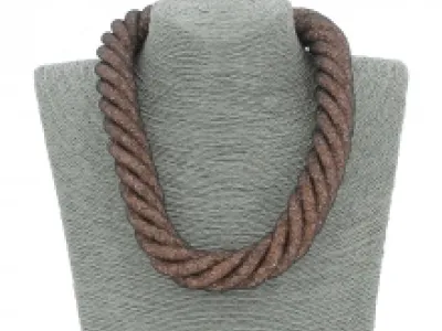 Collier en résille torsadé